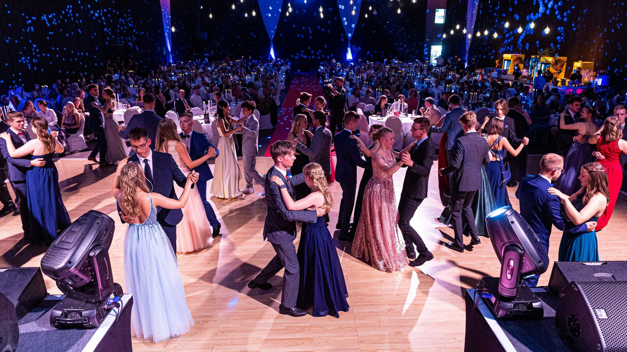 Abiturienten vom Otto-Hahn-Gymnasium Springe tanzen bei ihrem Abiball in der Volksbank-Arena.