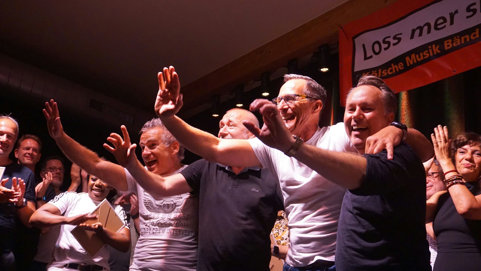 Die Sänger der Band „Wat ess!?“ auf der Bühne nachdem sie gewonnen haben.