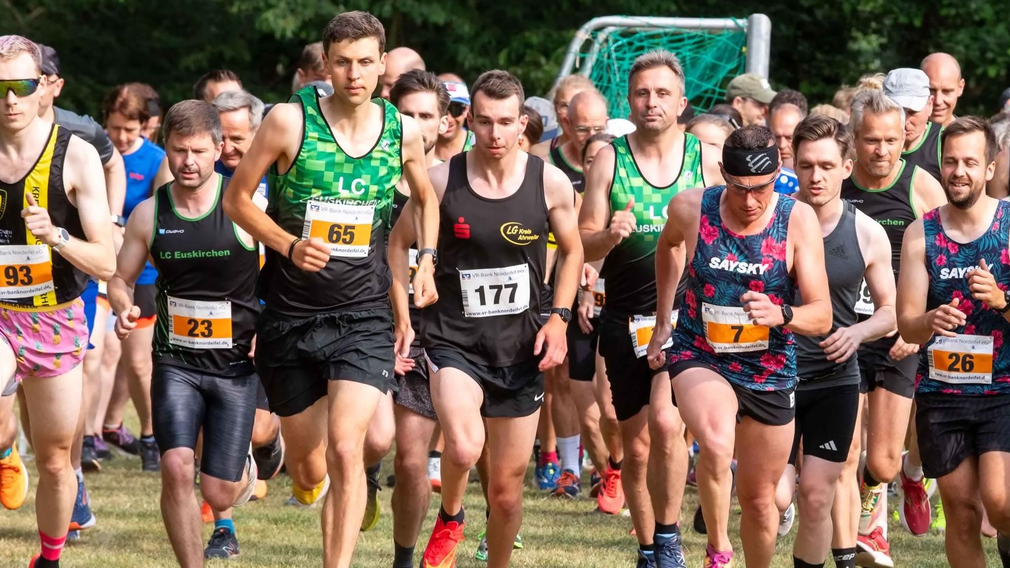 Das Bild zeigt zahlreiche Läufer beim Start des Eifelcups in Kreuzweingarten. Auch Markus Seidenfaden ging an den Start.