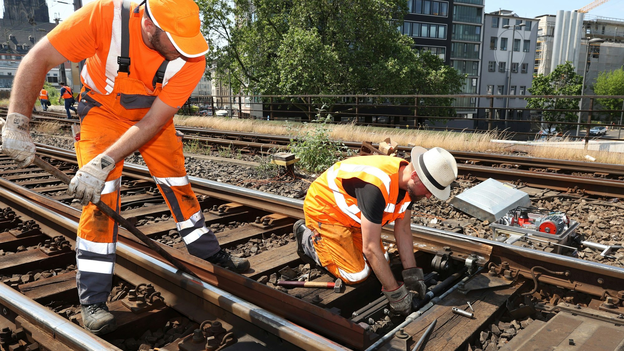 17.06.2023
Köln
Der Kölner Hauptbahnhof ist aufgrund der Zweiten Baustufe des elektronischen Stellwerk (ESTW) Köln Hbf tagsüber wegen Umrüstungsarbeiten für Fern- und Regionalverkehr geschlossen.
Sergej Schell, (Mann mit hellem Hut) Bauüberwachung DB
Foto: Martina Goyert