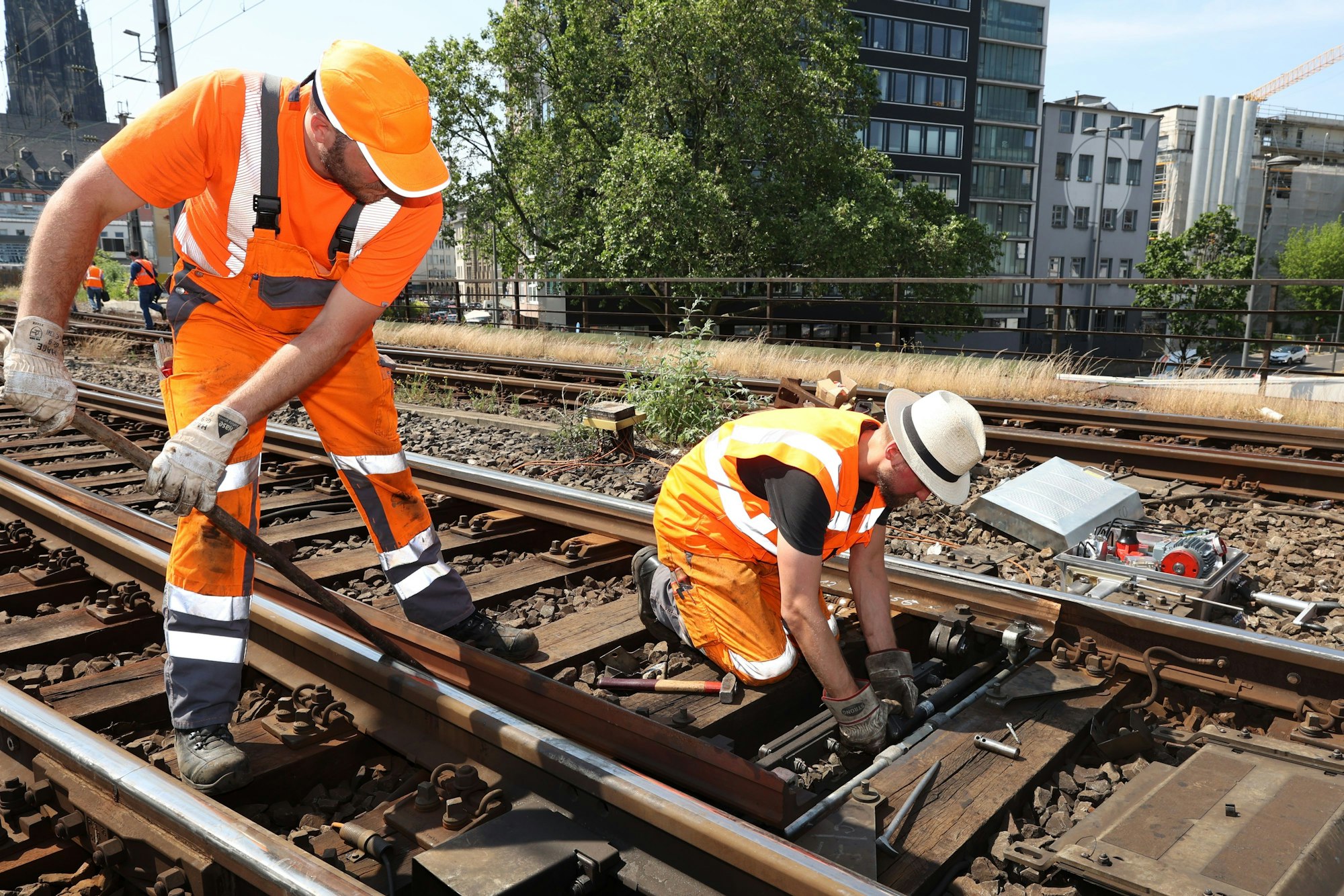 17.06.2023
Köln
Der Kölner Hauptbahnhof ist aufgrund der Zweiten Baustufe des elektronischen Stellwerk (ESTW) Köln Hbf tagsüber wegen Umrüstungsarbeiten für Fern- und Regionalverkehr geschlossen.
Sergej Schell, (Mann mit hellem Hut) Bauüberwachung DB
Foto: Martina Goyert