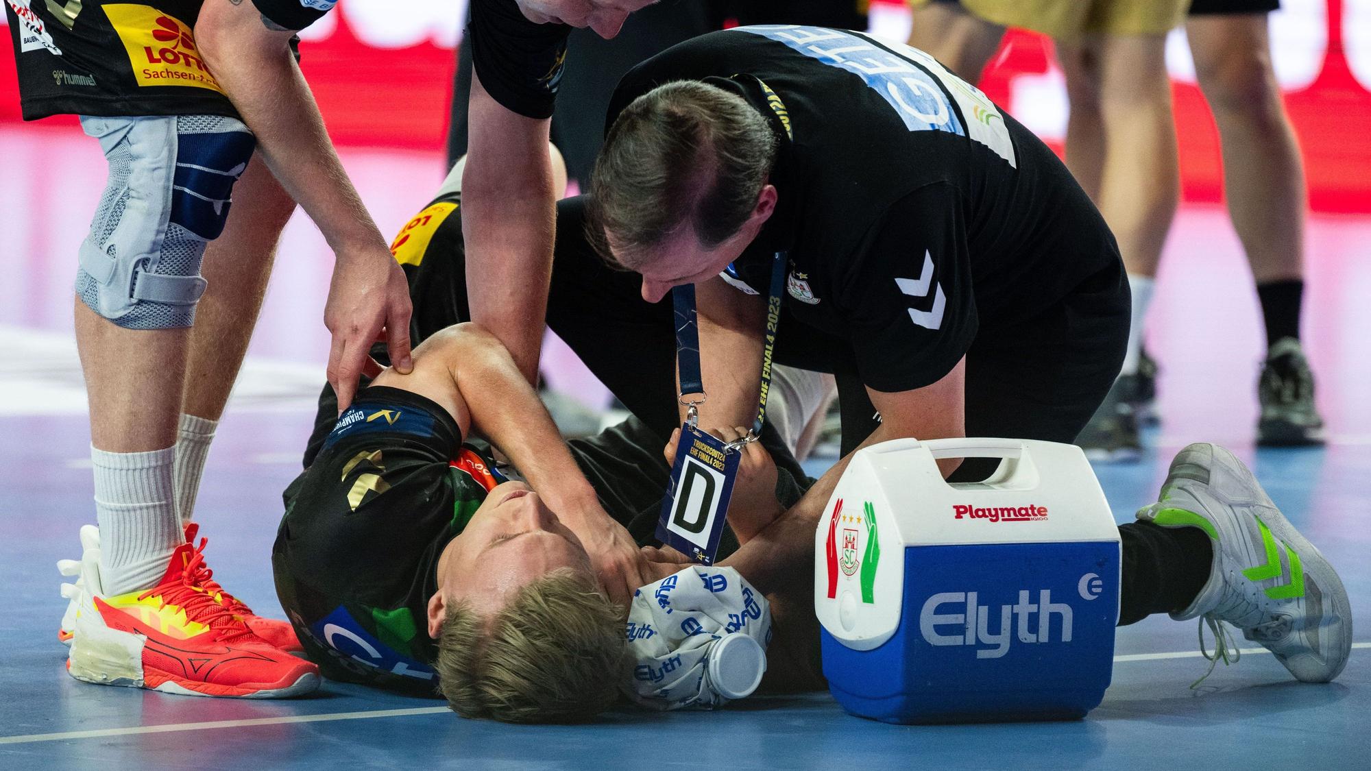 Magdeburgs Gisli Thorgeir Kristjansson liegt nach einem Zusammenprall am Boden und wird behandelt.