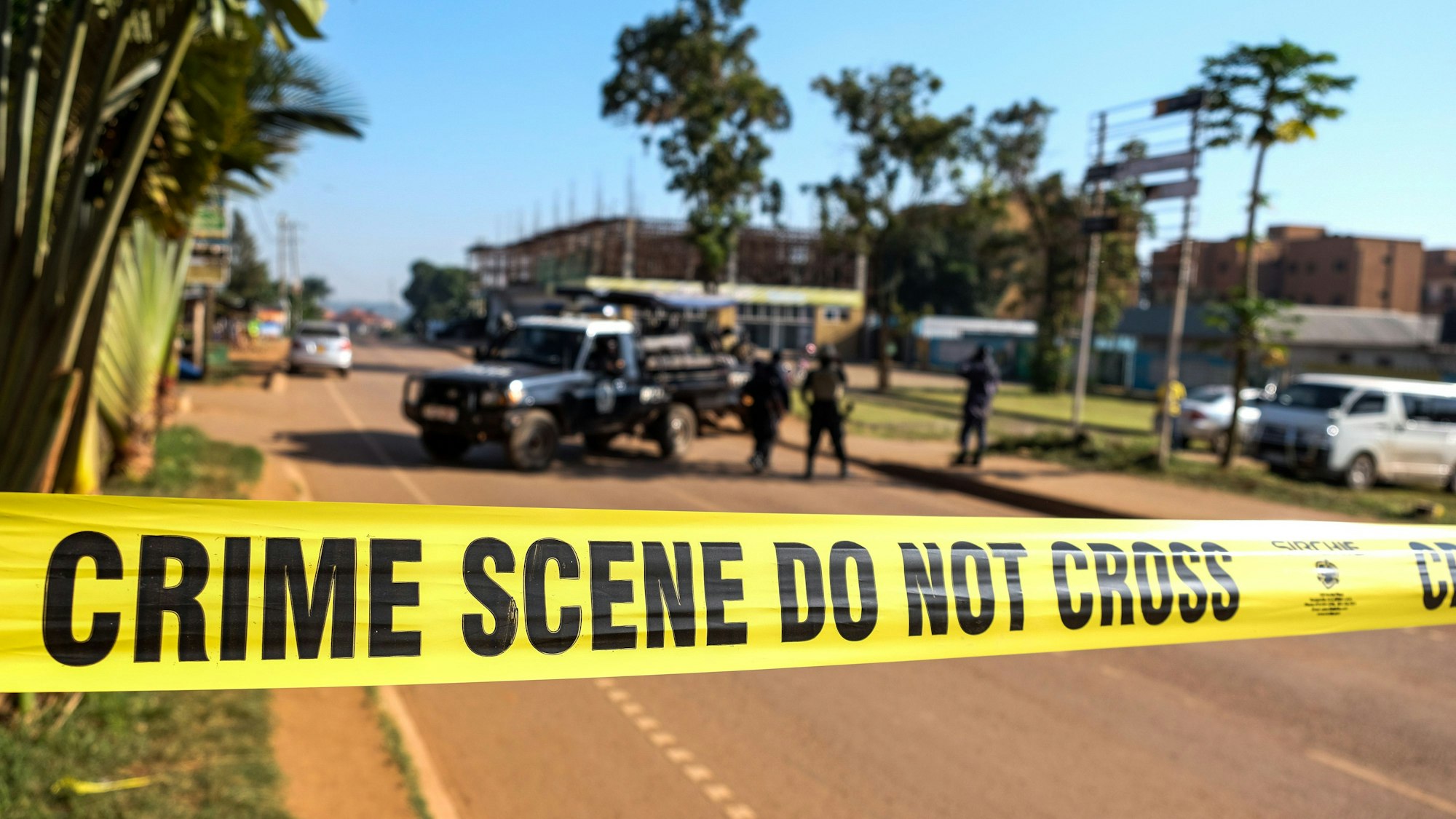 Ein Absperrband der Polizei, auf dem zu lesen ist „Tatort betreten verboten“ ist an einer Straße in Uganda angebracht. (Archivbild)