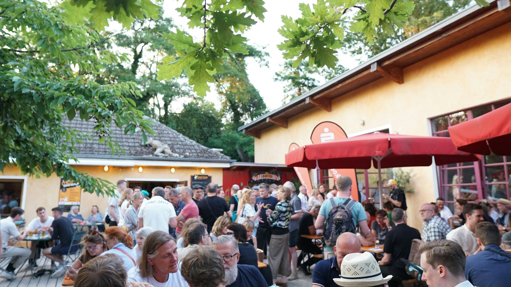 Der Hof der Alteburg in der Südstadt mit vielen Menschen.