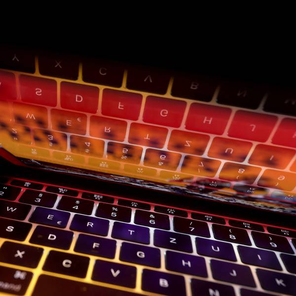 Die Tastatur eines Laptops spiegelt sich in dessen Bildschirm.