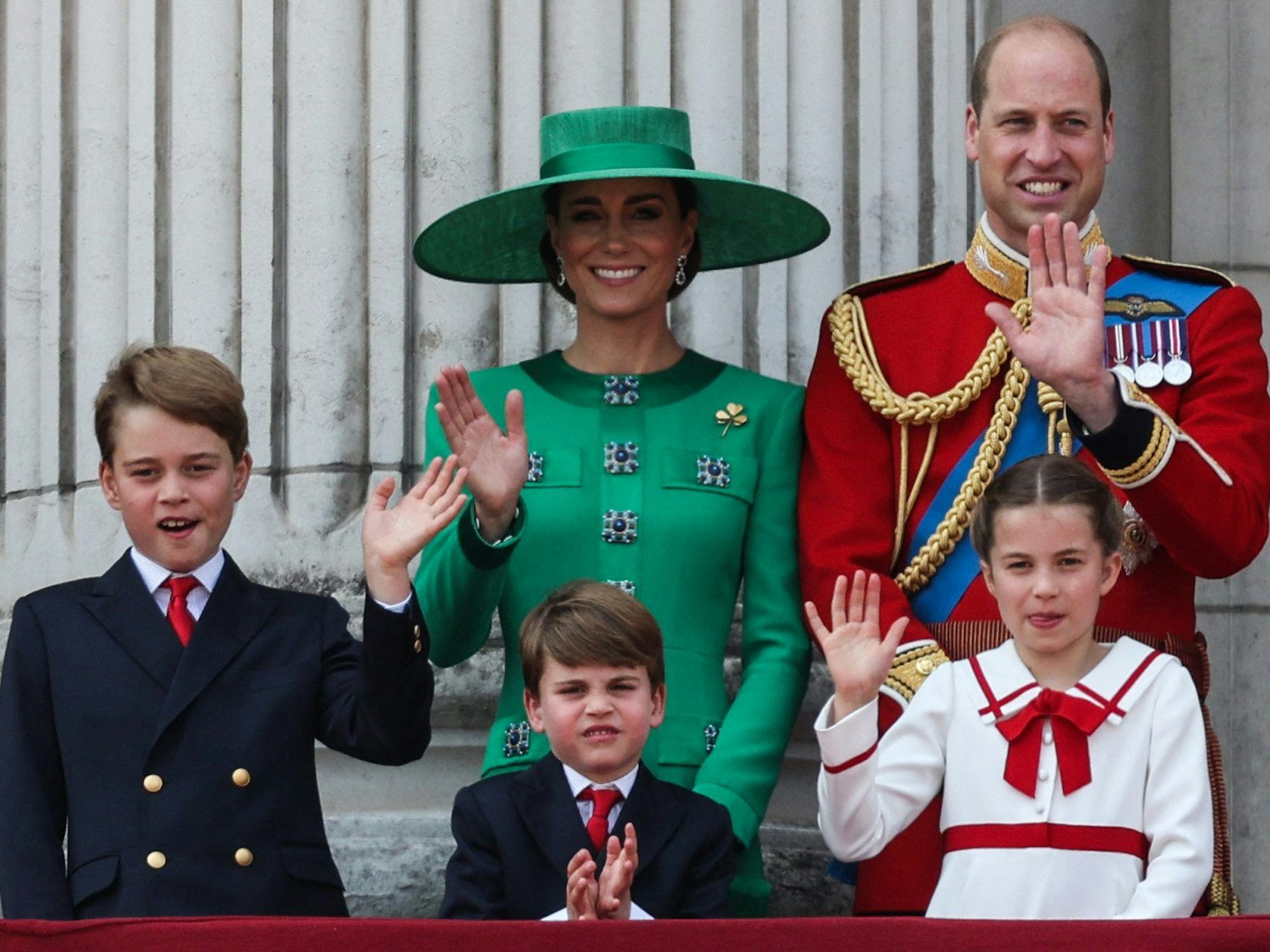 Prinz William, Kate Middleton, die Prinzessin von Wales und ihre Kinder Prinz George, Prinzessin Charlotte und Prinz Louis auf dem Balkon des Buckingham Palace.