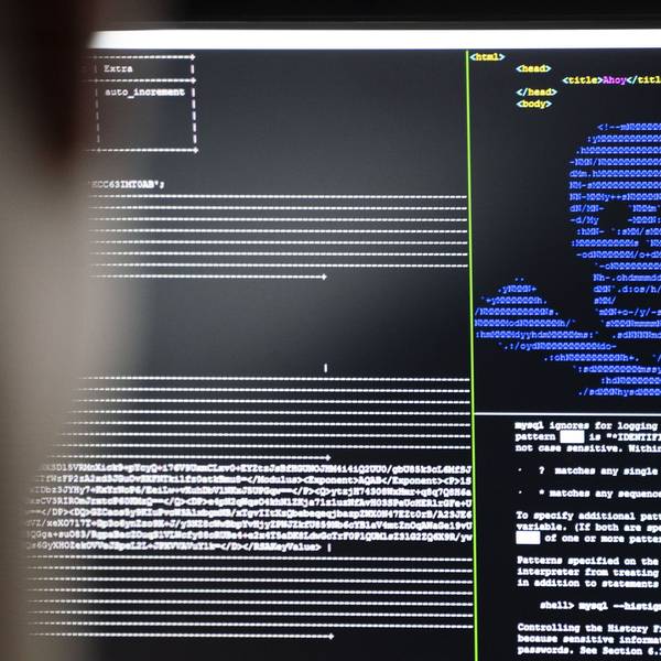 Wissenschaftler trainieren im Raum 'Cyber Range' im Cybersicherheitszentrum 'Athene' in Darmstadt, wie eingeschleuste Erpresser-Programme ('Ransomware') unschädlich gemacht werden können.