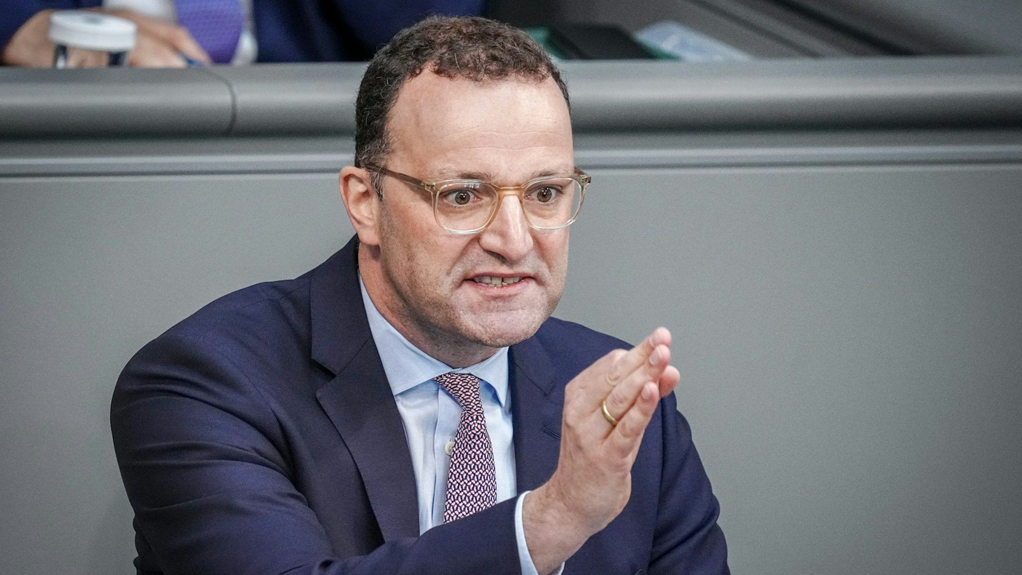 Jens Spahn (CDU) beißt die Zähne aufeinander und macht eine geradlinige Geste nach vorne mit seiner Hand.