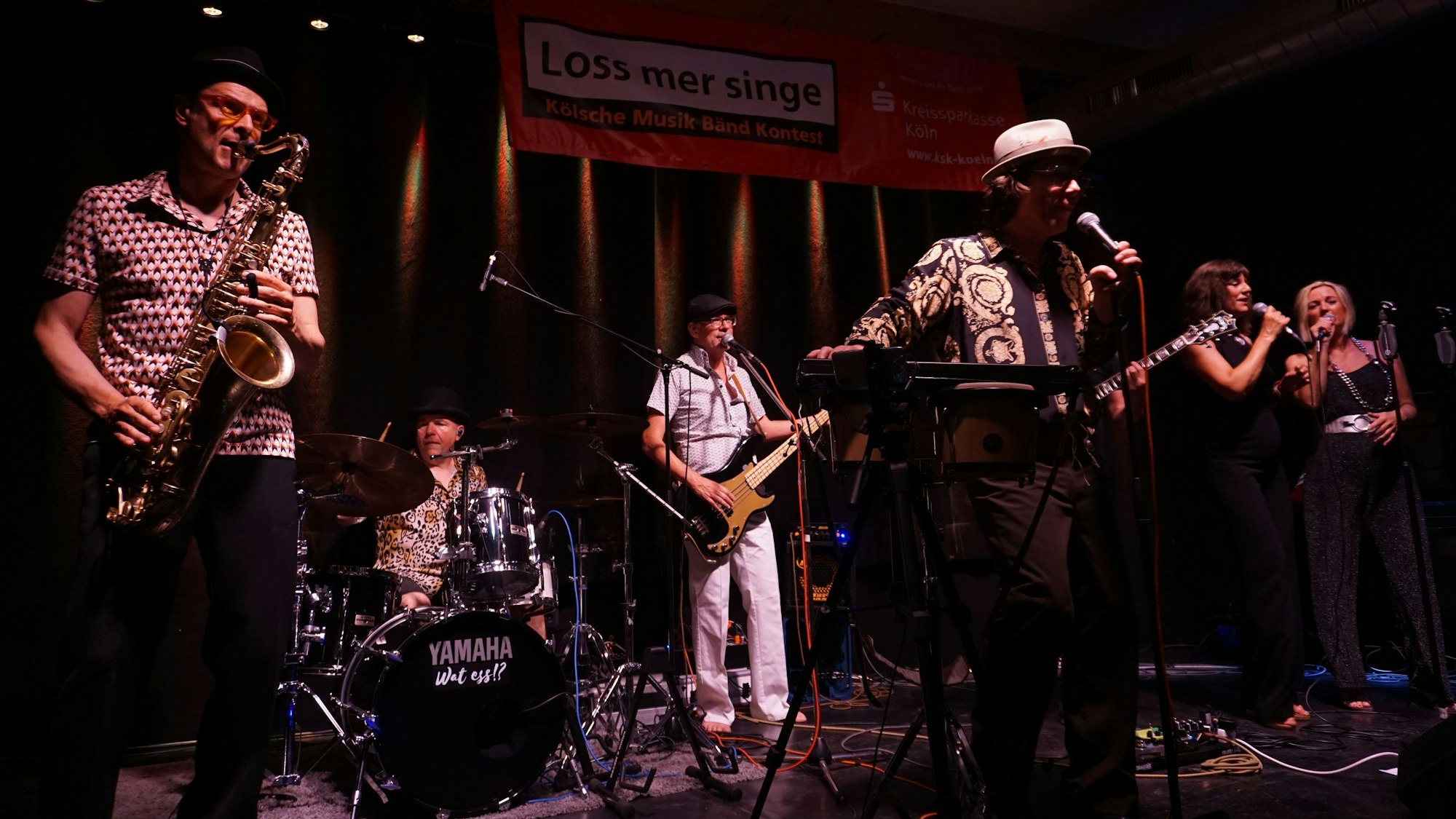 „Vrings 5“ steht auf der Bühne. und performt.