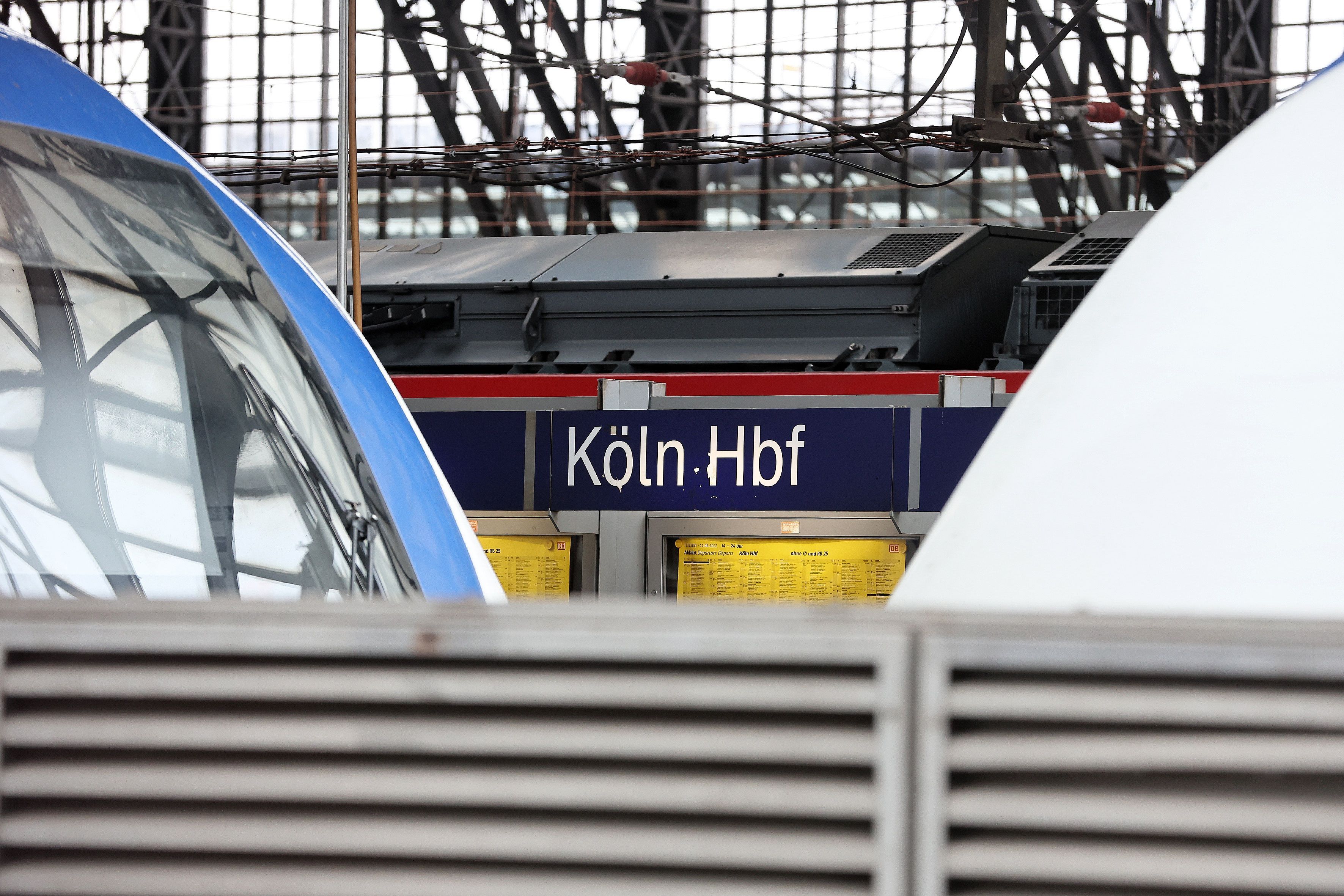 Rund 1300 Züge fahren täglich durch den Kölner Hauptbahnhof. Ein neues Stellwerk soll ihn fit für die Zukunft machen. (Archivbild)