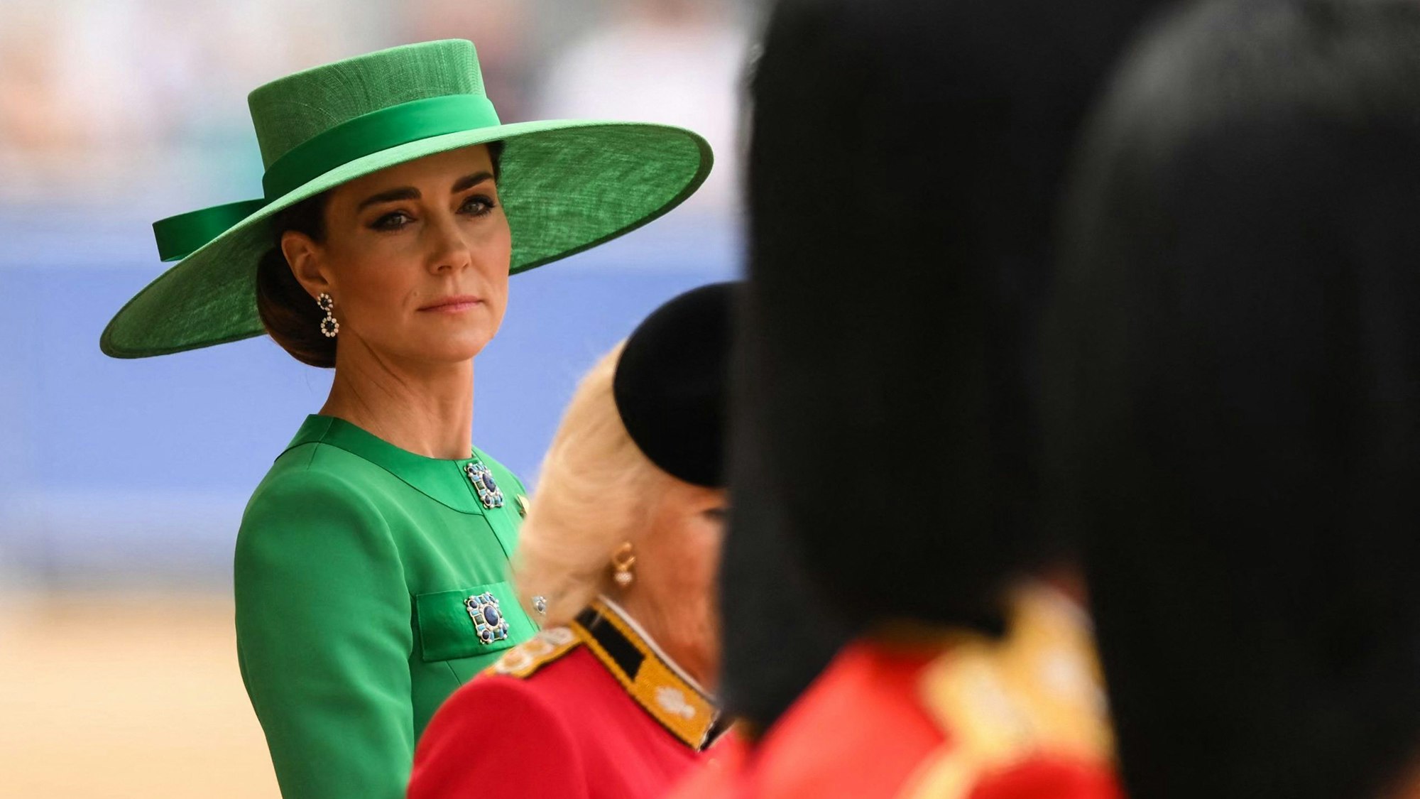 Kate schaut an Offizieren bei „Trooping the Colour“ vorbei.