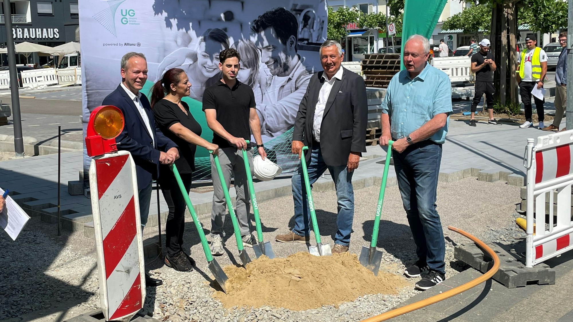 Kreisdirektor Klaus Grootens, Bürgermeister Dr. Gero Karthaus (r.) und weitere Akteure mit Spaten an einer Baugrube.
