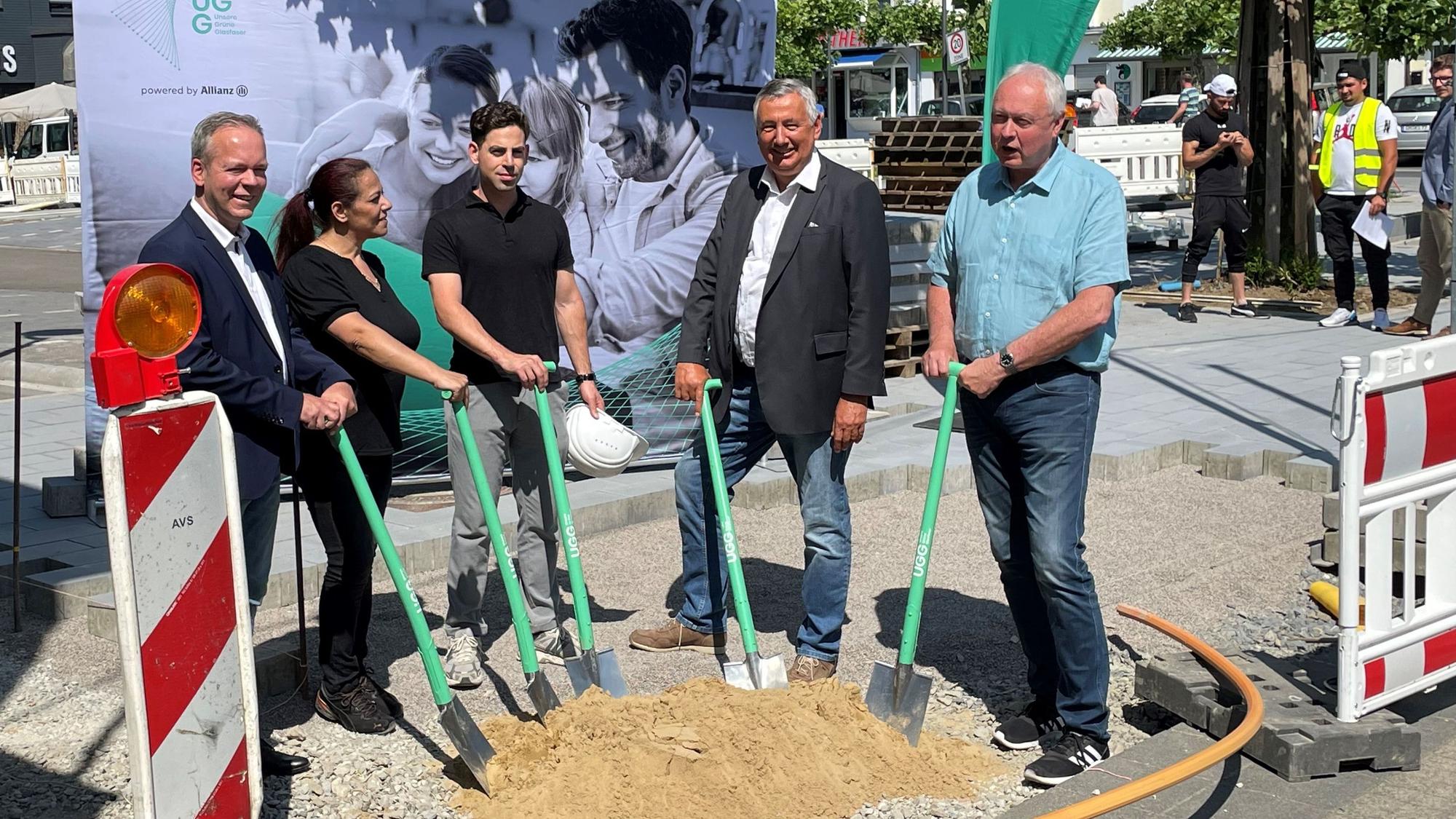 Erster Spatenstich zum Glasfaserausbau auf dem Bahnhofplatz in Engelskirchen.
