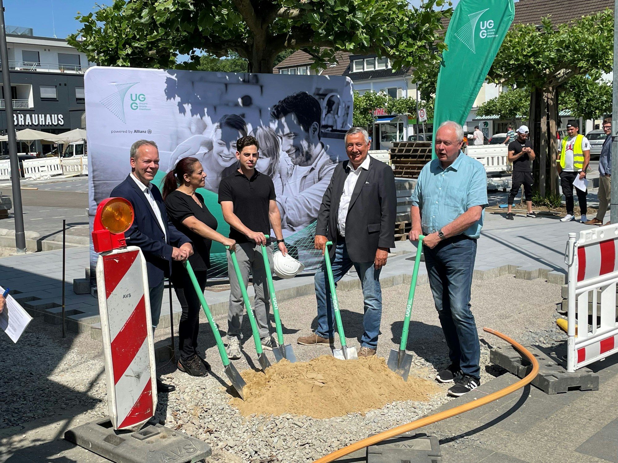 Auf dem Bahnhofplatz in Engelskirchen stehen Bürgermeister Dr. Gero Karthaus, Stefan Syrek, Klaus Grootens, Thamos Avlonitis von der Firma Insyte und Maria Sculco von „Unsere Grüne Glasfaser“.