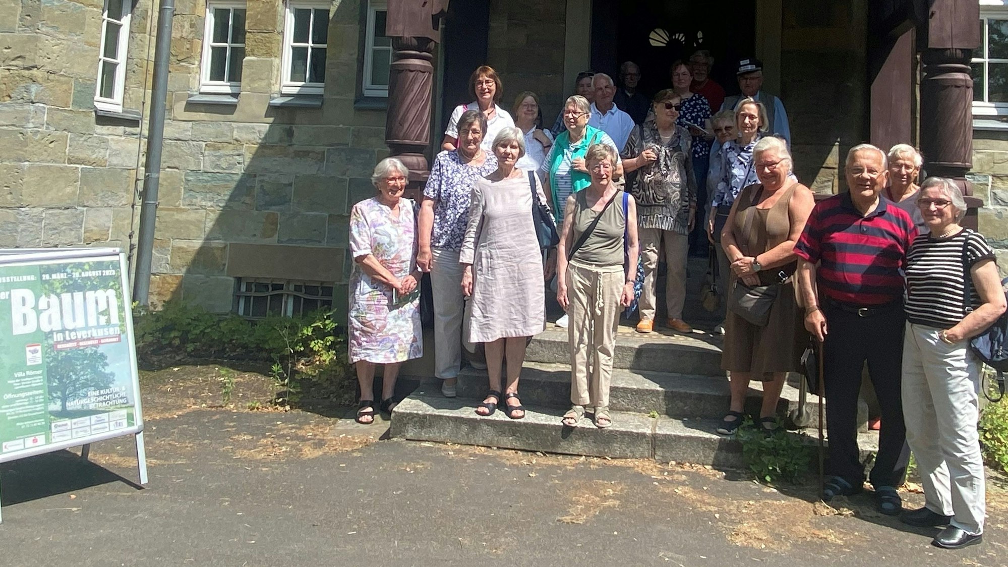 Eine Gruppe steht vor der Villa Römer in Opladen, der Heimat der Stadtgeschichtlichen Vereinigung