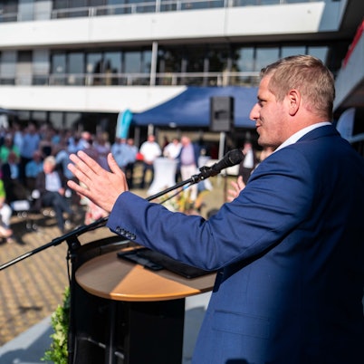 16.06.2023 Landrat Markus Ramers hat zum Sommerempfang geladen. Etwa 300 Gäste kamen ins Kreishaus. Unter anderem wurde über Fachkräftemangel gesprochen. Gesungen wurde auch - von den singenden Händen.