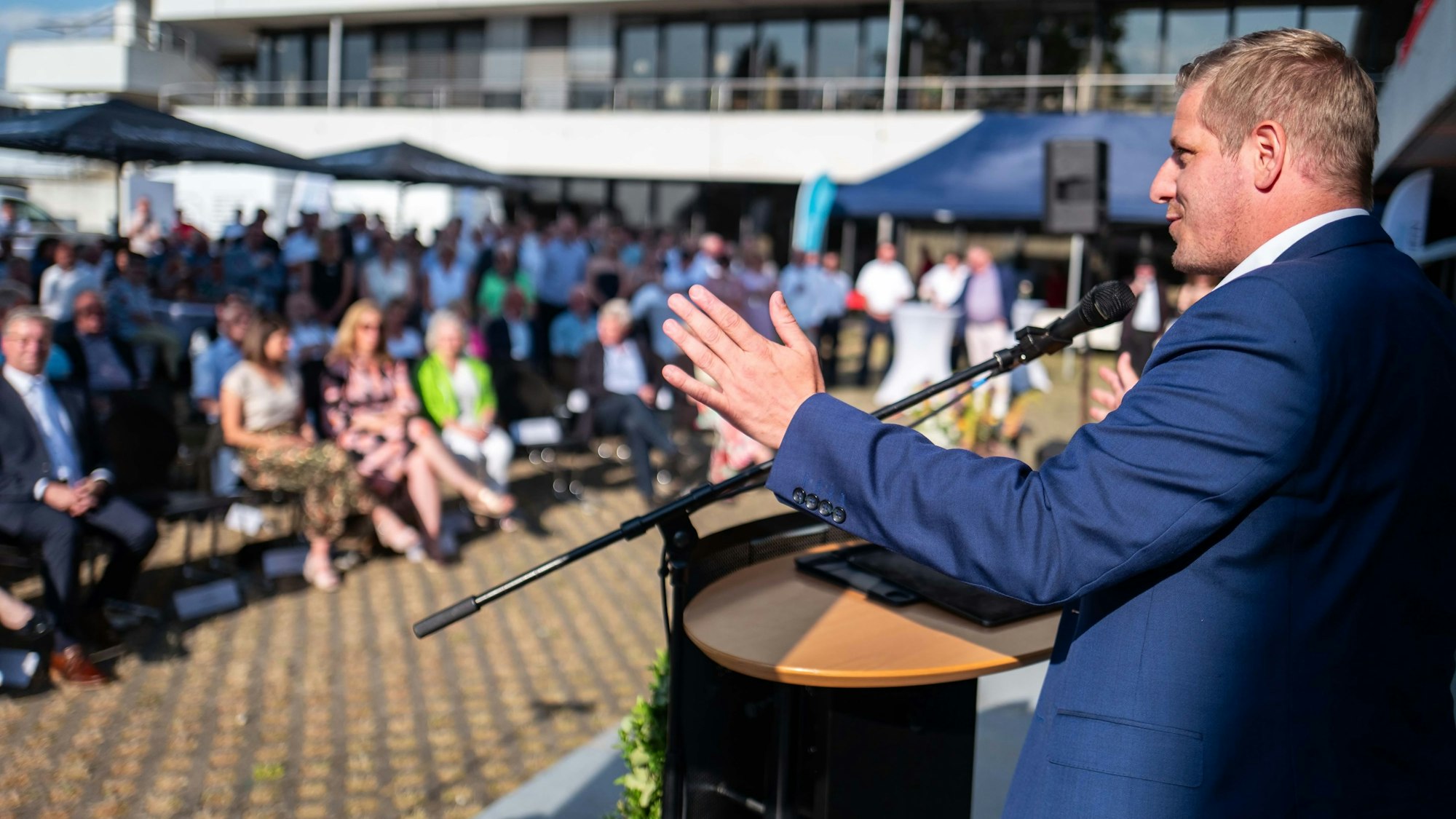 16.06.2023 Landrat Markus Ramers hat zum Sommerempfang geladen. Etwa 300 Gäste kamen ins Kreishaus. Unter anderem wurde über Fachkräftemangel gesprochen. Gesungen wurde auch - von den singenden Händen.