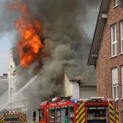 Das Bild zeigt das lichterloh brennende Haus.