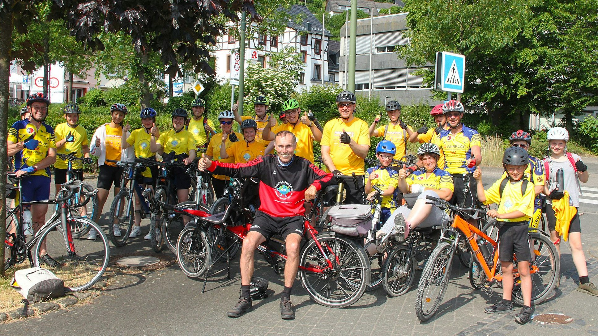 Das Bild zeigt eine Gruppe Radfahrer, die sich zu einer Trainingsfahrt versammelt hat.