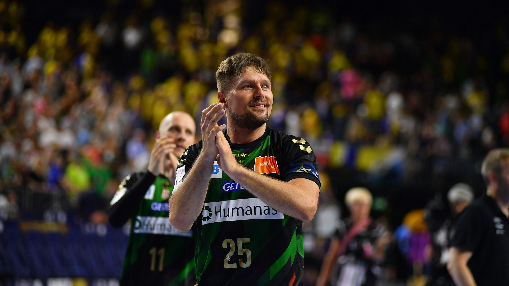 Marko Bezjak klatscht nach dem Halbfinale Magdeburg gegen Barca.