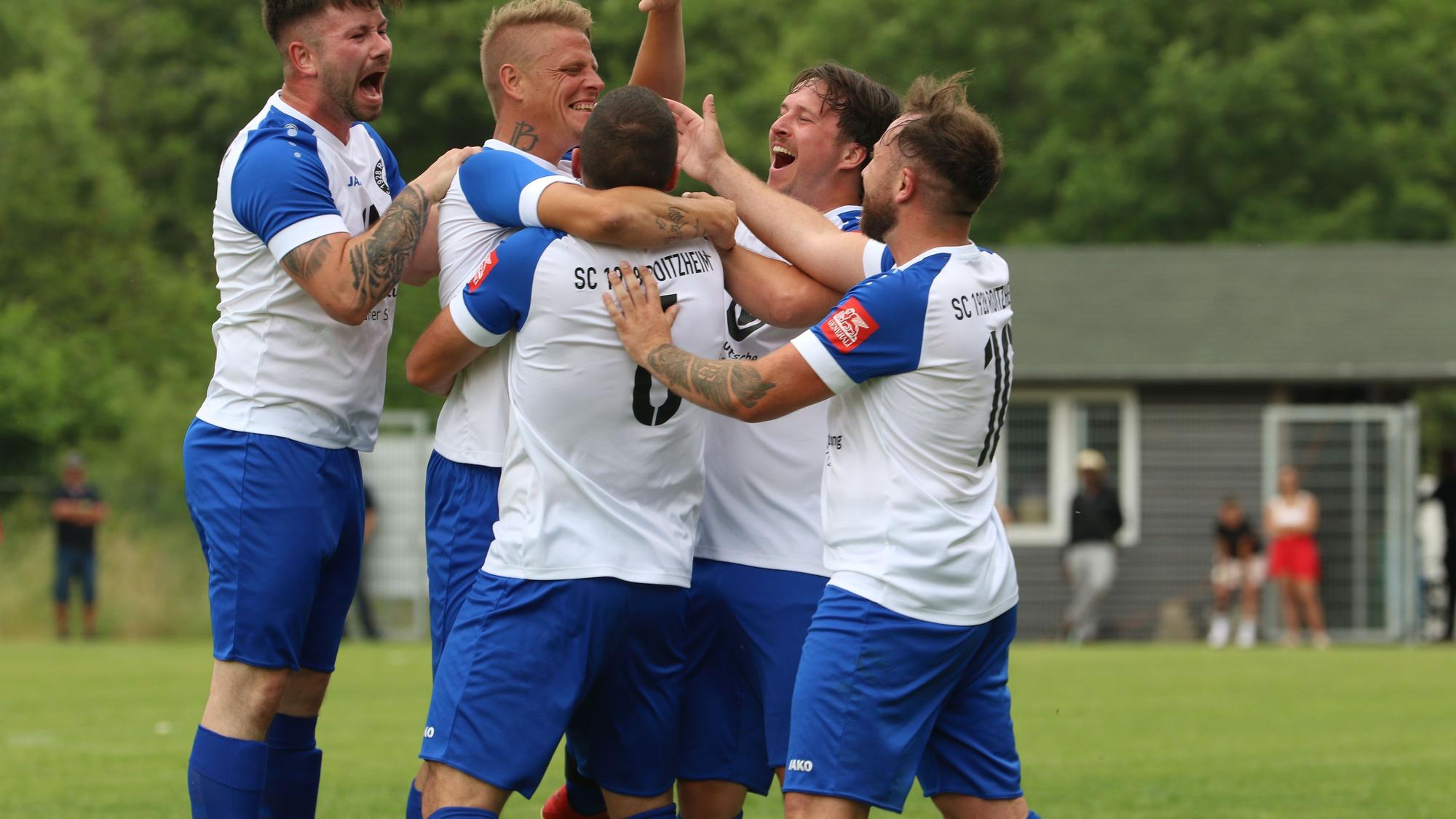 Fünf Roitzheimer Spieler jubeln