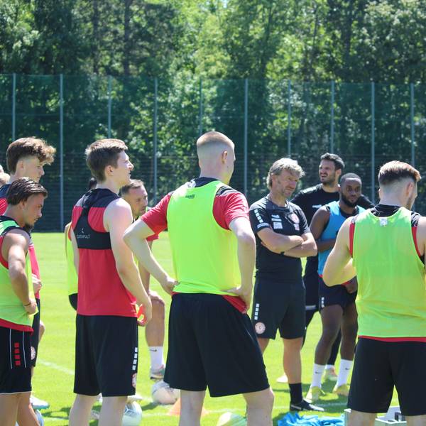 Fortuna Kölns Trainer Markus von Ahlen im Kreise seiner Spieler
