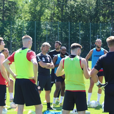 Fortuna Kölns Trainer Markus von Ahlen im Kreise seiner Spieler