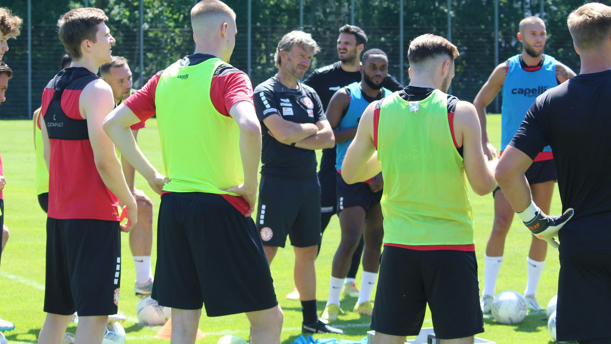 Fortuna Kölns Trainer Markus von Ahlen im Kreise seiner Spieler