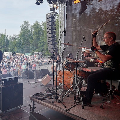 Eine Band tritt auf der Bühne der Oldienacht in Kall auf. Im Hintergrund ist das Publikum zu sehen.