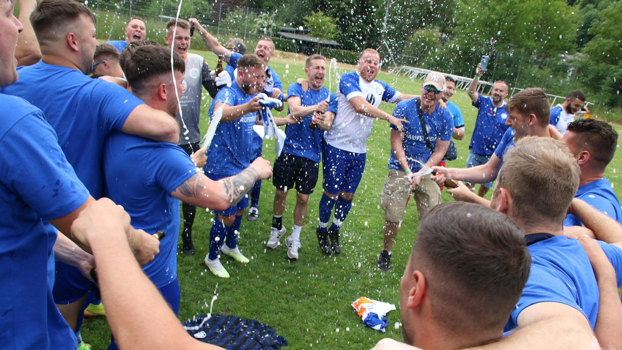 Das Bild zeigt eine jubelnde Roitzheimer Mannschaft.