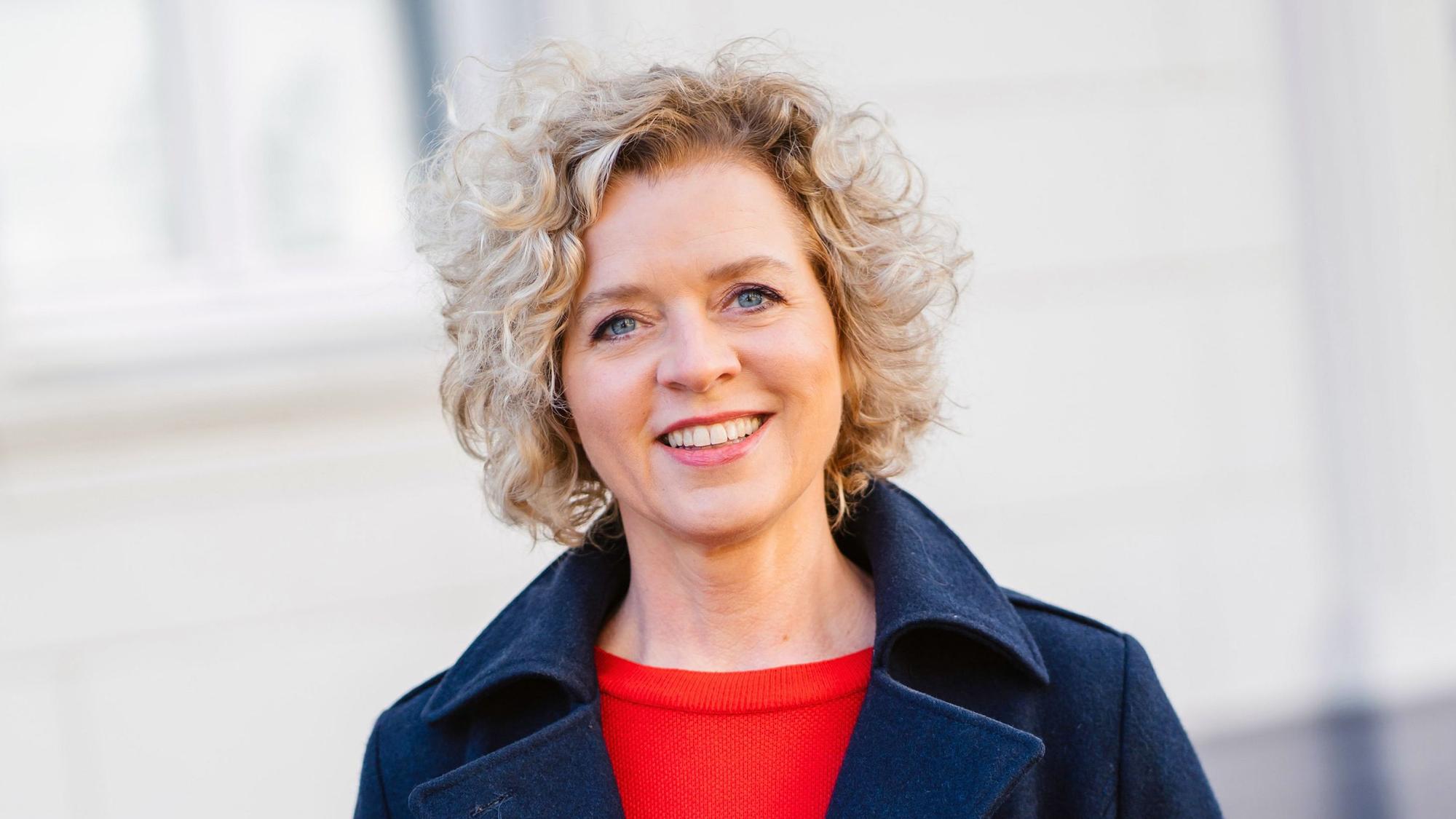 Lisa Ortgies lächelt in die Kamera.