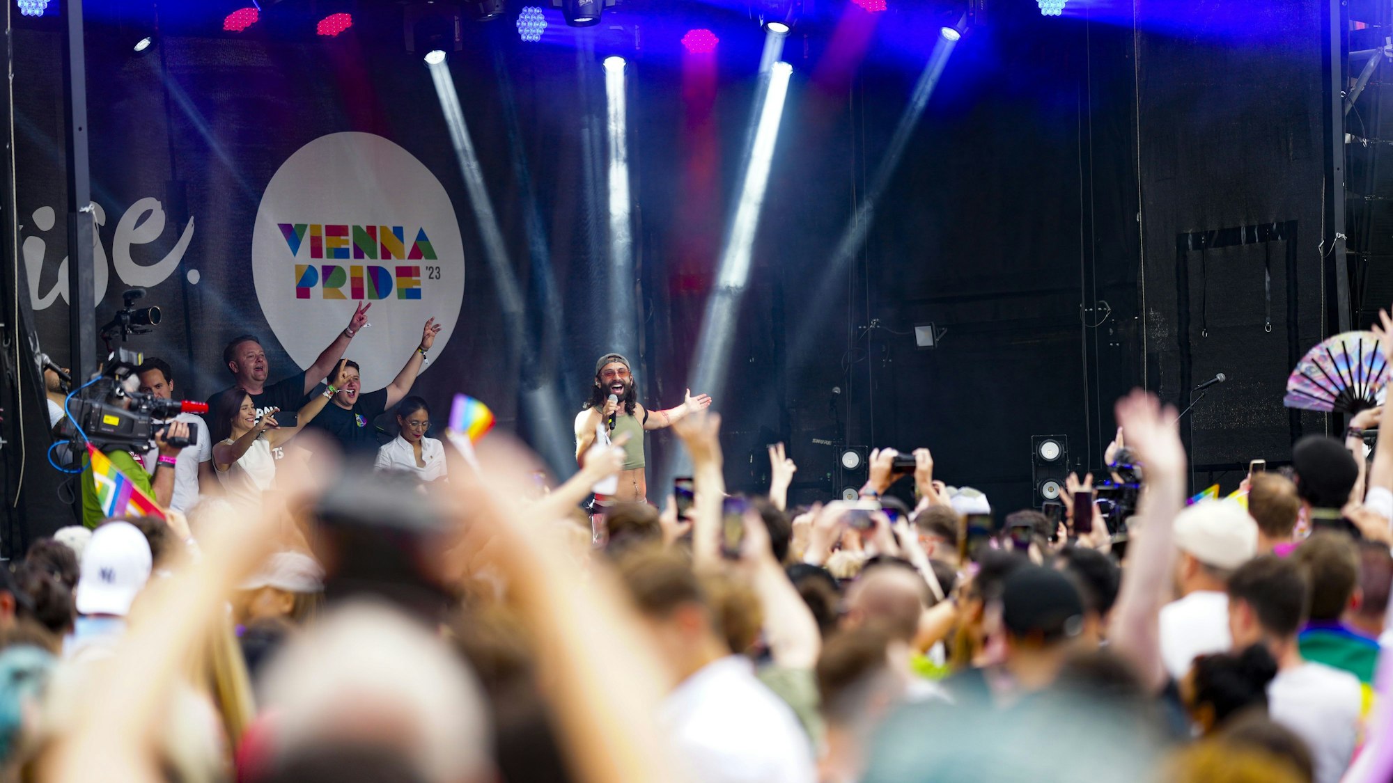 17.06.2023, Österreich, Wien: Conchita Wurst, Sänger und Travestiekünstler aus Österreich, steht bei der Abschlussfeier der 27. "Regenbogenparade" am Rathausplatz auf der Bühne.