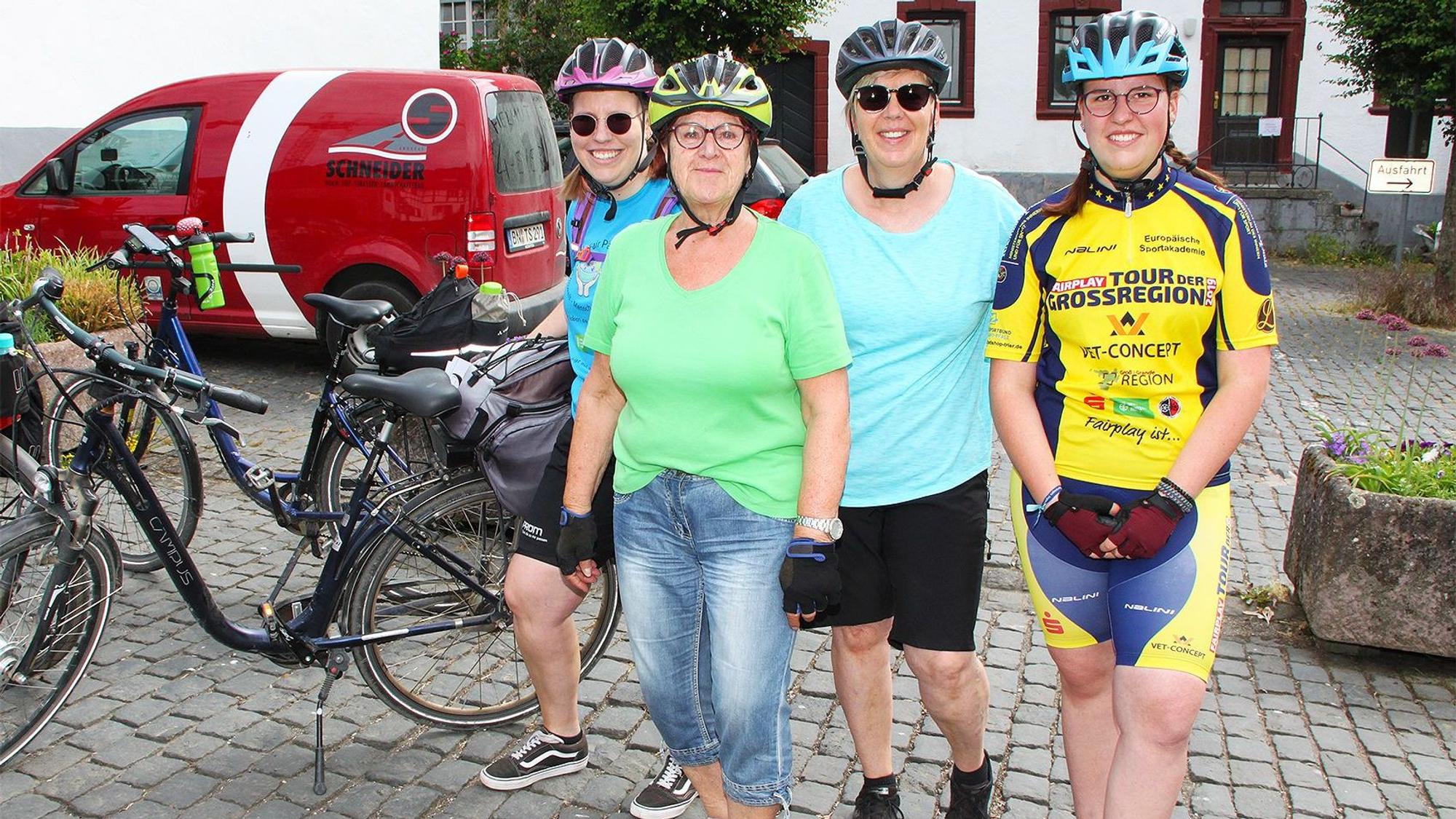 Vier Frauen sind auf dem Bild zu sehen: Die Mutter (2.v.l.), ihre Tochter (2.v.r.) und die beiden Enkelinnen, die gemeinsam eine Radtour machen.