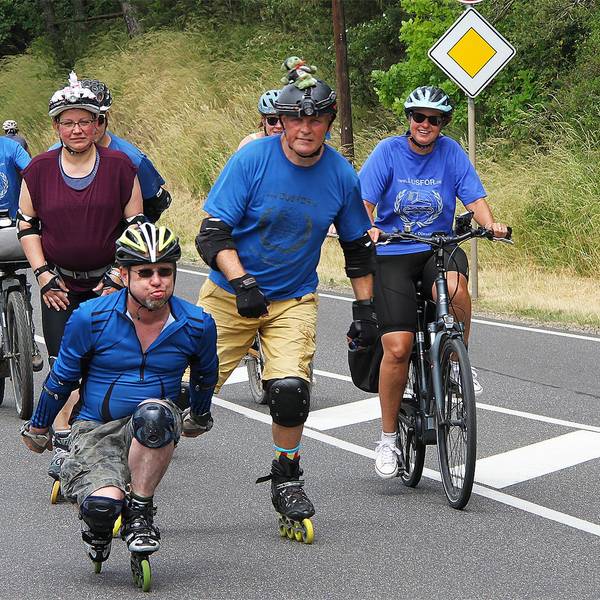 Auf dem Bild ist eine Gruppe Radfahrer und Inline-Skater zu sehen, die an der Tour de Ahrtal teilnimmt.