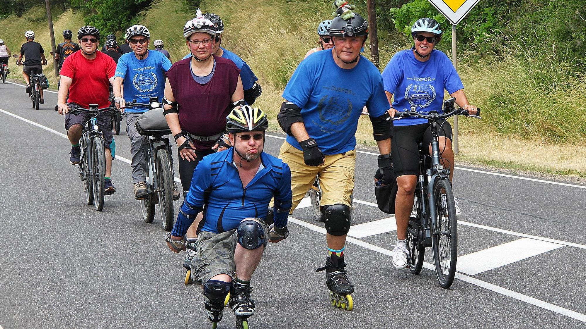 Auf dem Bild ist eine Gruppe Radfahrer und Inline-Skater zu sehen, die an der Tour de Ahrtal teilnimmt.