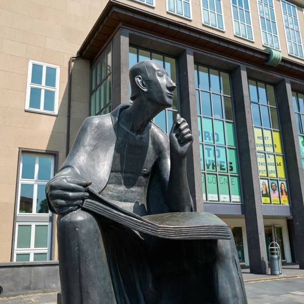 Statue des Theologen und Philosophen Albertus Magnus vor dem Hauptgebäude der Universität zu Köln