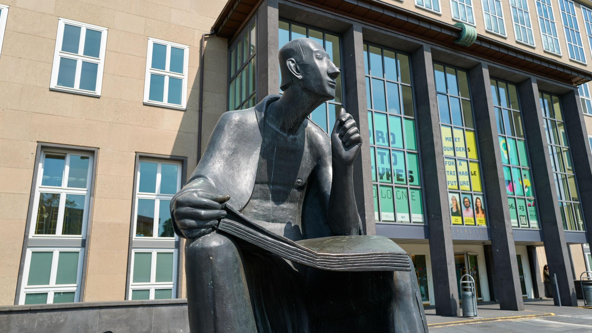 Das Hauptgebäude der Universität mit der Statur von Albertus Magnus, dem Namenspatron der Uni, ist zu sehen.
