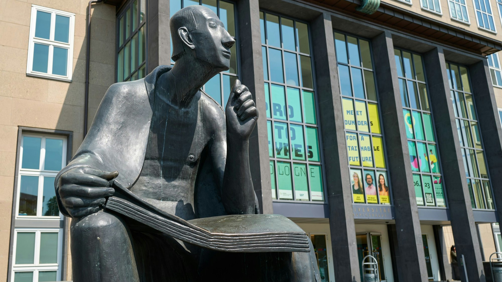Statue des Theologen und Philosophen Albertus Magnus vor dem Hauptgebäude der Universität zu Köln