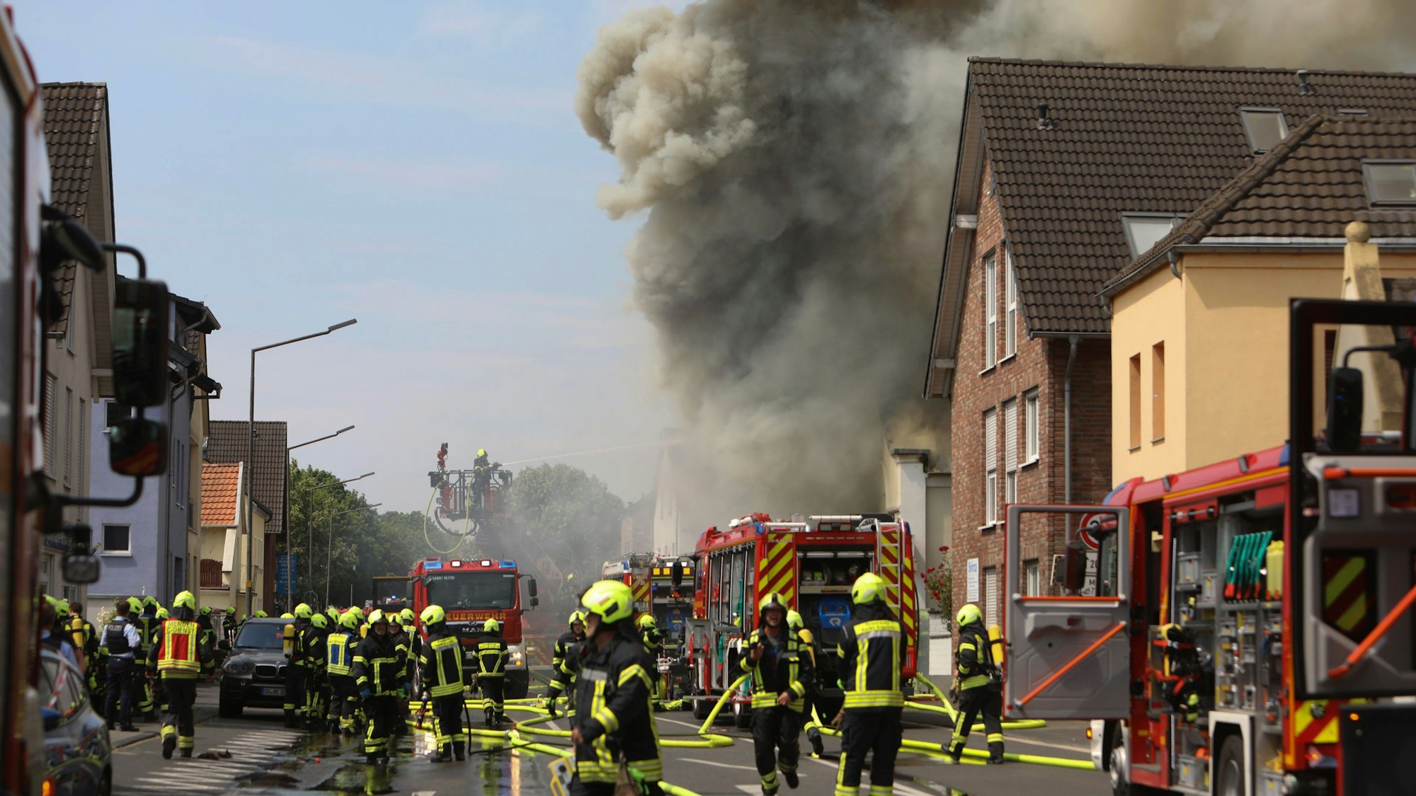 Feuerwehrleute stehen zusammen, um den Einsatz zu besprechen.