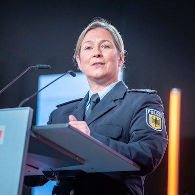 17.06.2023, Berlin: Claudia Pechstein, Olympiasiegerin im Eissschnelllauf, spricht in ihrer Uniform als Bundespolizistin beim CDU-Grundsatzkonvent. Das neue Grundsatzprogramm soll bei einem Bundesparteitag Anfang Mai 2024 verabschiedet werden. Der Konvent gehört zum Prozess zur Erarbeitung des Programmes. Foto: Michael Kappeler/dpa +++ dpa-Bildfunk +++