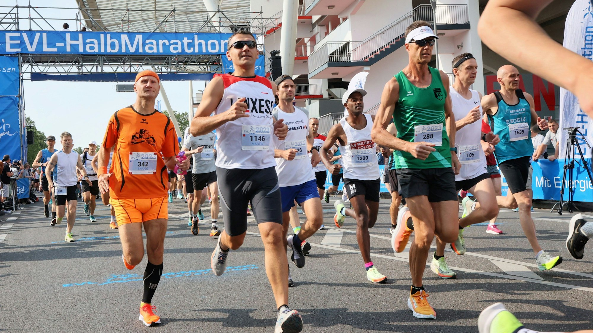 Läufer beim Start des EVL-Halbmarathons.