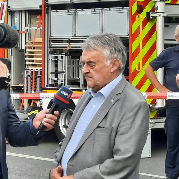 NRW-Innenminister Herbert Reul kam am Abend zum Brandort nach Sankt Augustin.