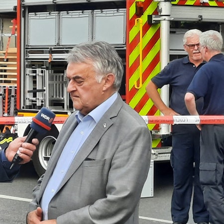NRW-Innenminister Herbert Reul kam am Abend zum Brandort nach Sankt Augustin.