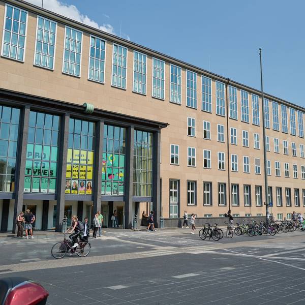 05.06.2023, Köln-Lindenthal: Der Altbau mit Haupteingang der Universität beim Interview mit Uni-Rektor Axel Freimuth, der im Oktober in den Ruhestand geht und am 6. Juli seine offizielle Abschiedsfeier feiert. Foto: Christian Festag