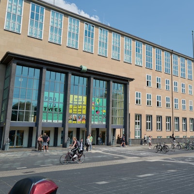05.06.2023, Köln-Lindenthal: Der Altbau mit Haupteingang der Universität beim Interview mit Uni-Rektor Axel Freimuth, der im Oktober in den Ruhestand geht und am 6. Juli seine offizielle Abschiedsfeier feiert. Foto: Christian Festag