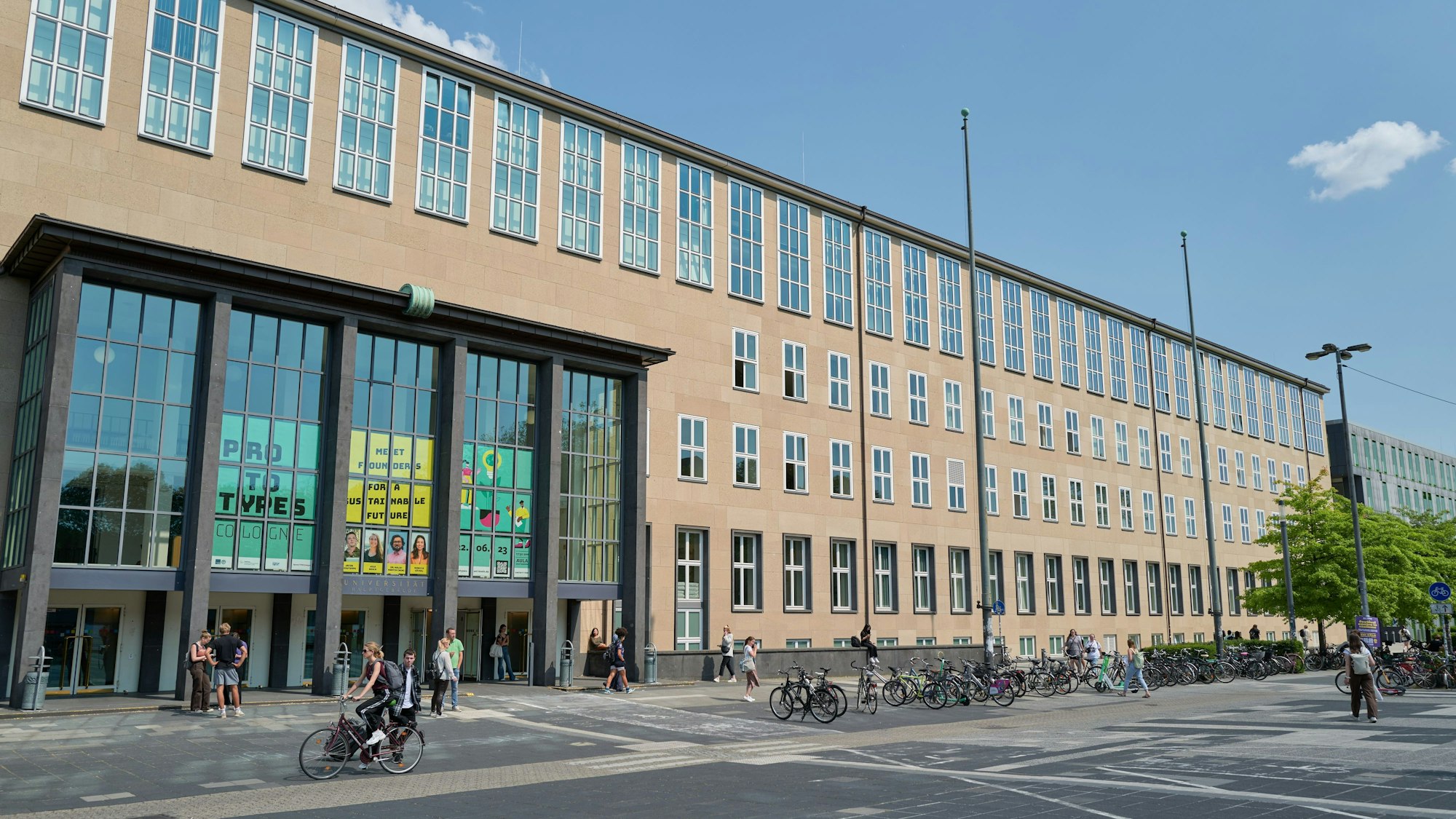 Der Altbau mit Haupteingang der Universität zu Köln.