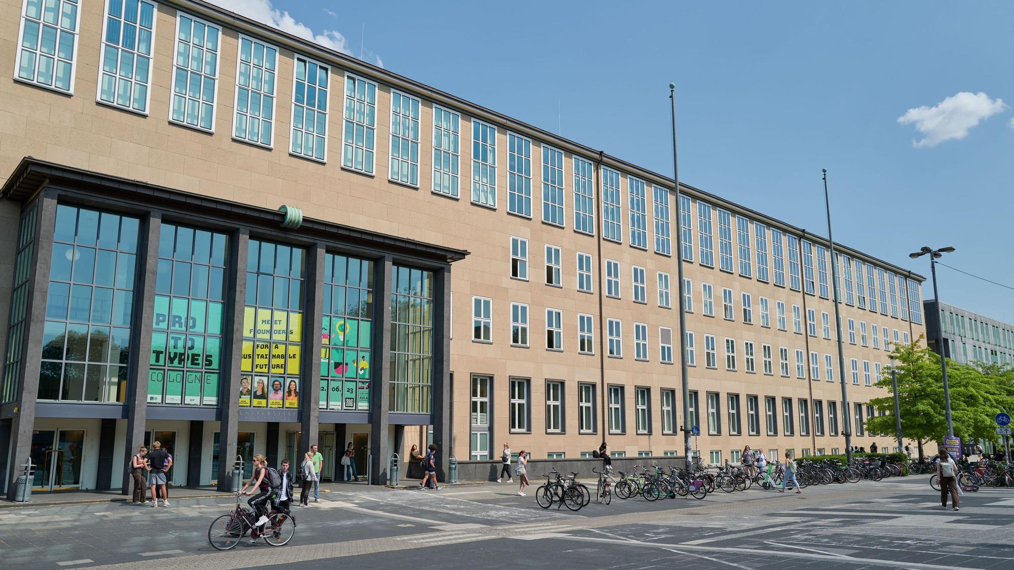 05.06.2023, Köln-Lindenthal: Der Altbau mit Haupteingang der Universität beim Interview mit Uni-Rektor Axel Freimuth, der im Oktober in den Ruhestand geht und am 6. Juli seine offizielle Abschiedsfeier feiert. Foto: Christian Festag