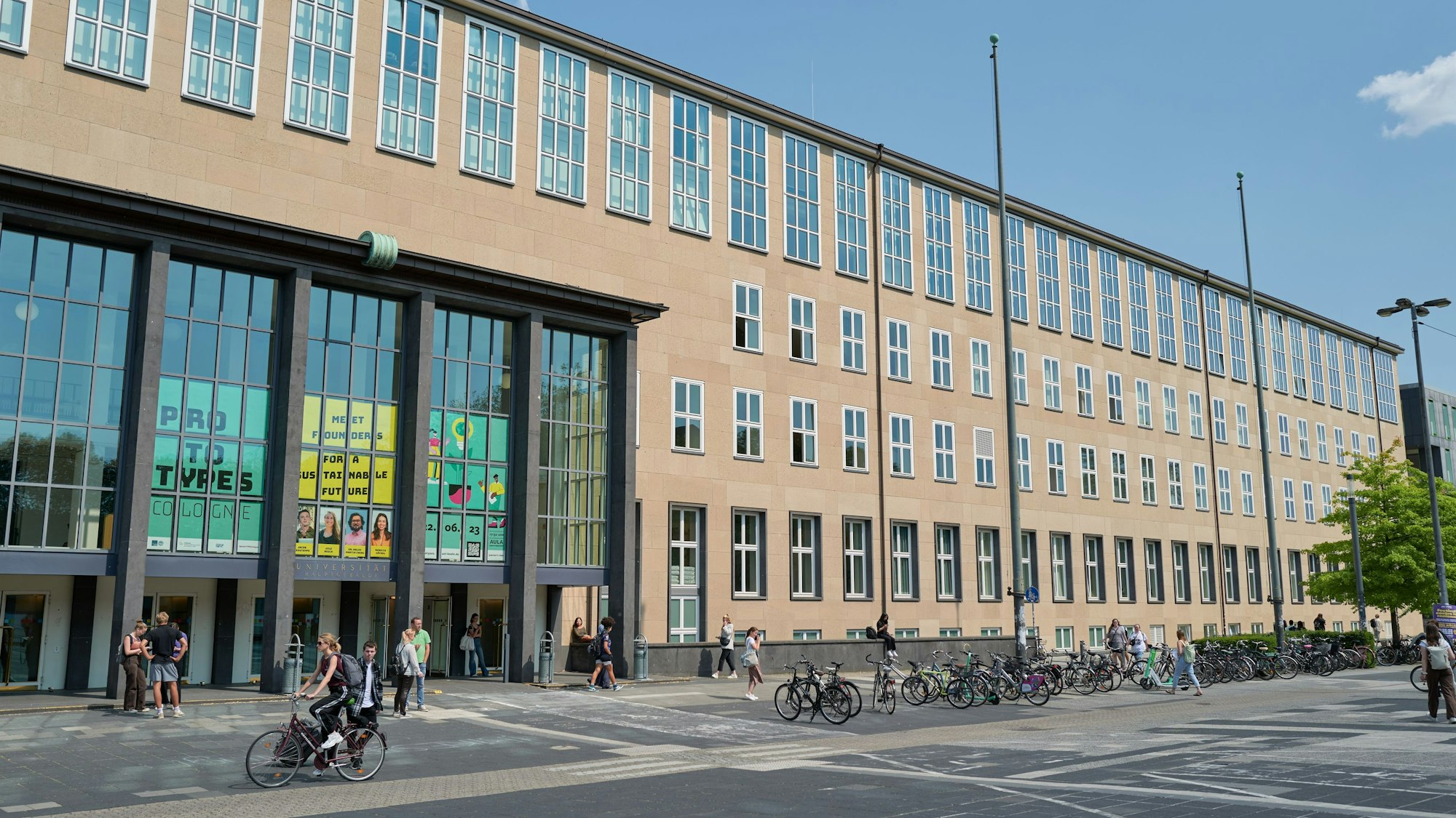 Zu sehen ist das Hauptgebäude der Universität zu Köln in der Vorderansicht.