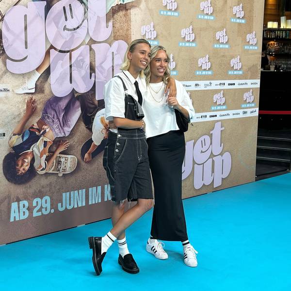 Lena und Lisa Mantler (v.l.) bei der Premiere von „Get up“ in Köln.