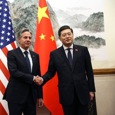 17.06.2023, China, Peking: US-Außenminister Antony Blinken (l) schüttelt die Hand des chinesischen Außenministers Qin Gang im Diaoyutai State Guesthouse. Für Blinken ist es die erste China-Reise seit seinem Amtsantritt. Er holt den Besuch nach, der Anfang Februar aufgrund der Ballon-Affäre und Spionagevorwürfen gegen China verschoben worden war. Foto: Leah Millis/Reuters Pool via AP/dpa +++ dpa-Bildfunk +++
